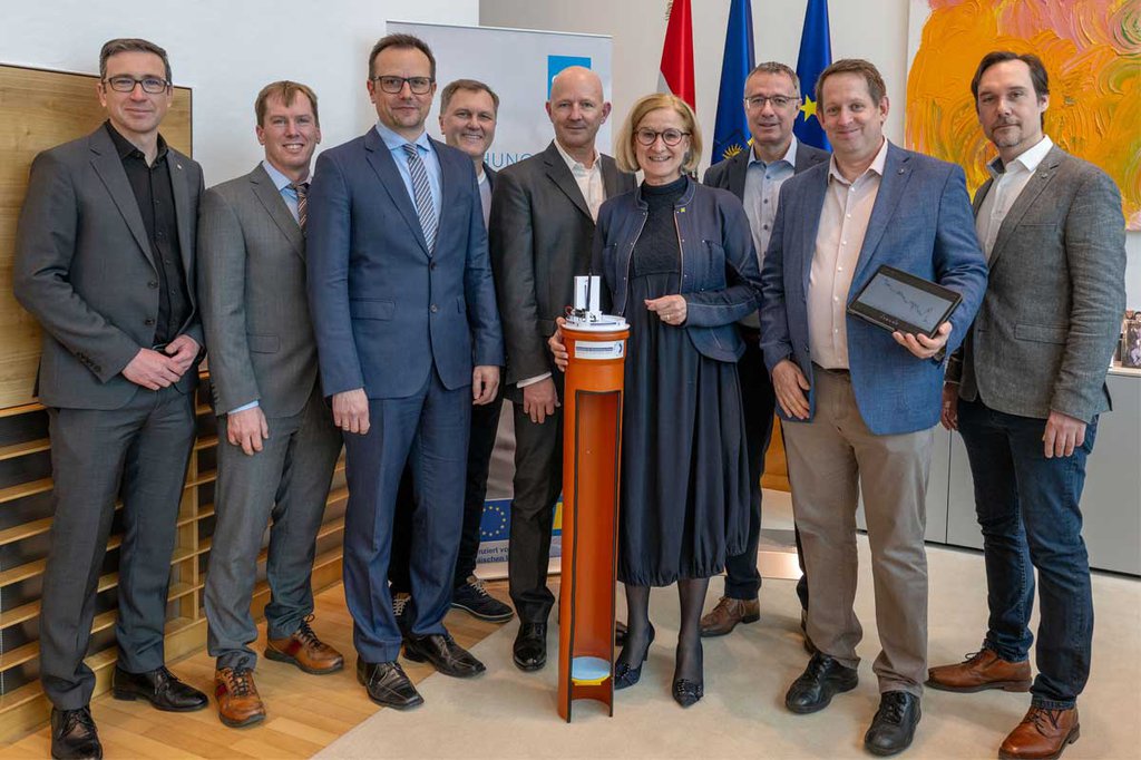 (v.l.) Christian Winter (Amt der NÖ Landesregierung), Rainer Gotsbacher (ecoplus Technopolmanager Wiener Neustadt), Franz Fidler (FH St. Pölten), Gerhard Kormann-Hainzl (IMC Krems), Claus Zeppelzauer (ecoplus Prokurist), Landeshauptfrau Johanna Mikl-Leitner, Helmut Loibl (FOTEC Forschungs- und Technologietransfer GmbH), Albert Treytl und Thomas Lampoltshammer (Universität für Weiterbildung Krems)