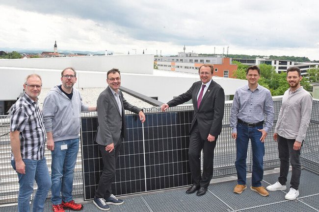 Copyright: Vorlaufer; Franz Kern und Michael Gattringer, zuständig für die FH-Infrastruktur, sowie Geschäftsführer Johann Haag, Bürgermeister Matthias Stadler und Andreas Rummel sowie Goran Martinovic, ebenfalls von der FH-Infrastruktur, freuen sich schon auf die neue Anlage mit 500 kWp Leistung. Franz Kern und Michael Gattringer, zuständig für die FH-Infrastruktur, sowie Geschäftsführer Johann Haag, Bürgermeister Matthias Stadler und Andreas Rummel sowie Goran Martinovic, ebenfalls von der FH-Infrastruktur, freuen sich schon auf die neue Anlage mit 500 kWp Leistung. (Foto: Vorlaufer)