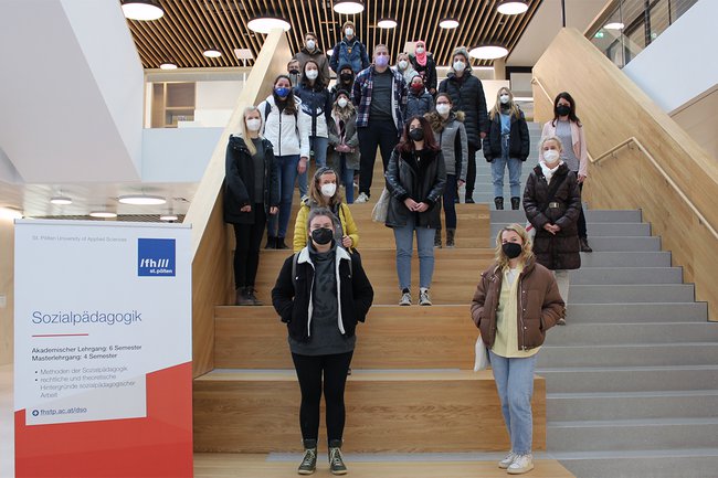 Studierende des 4. Semesters des Kollegs für Sozialpädagogik mit Professorin Doris Grünbeck und Patricia Renner