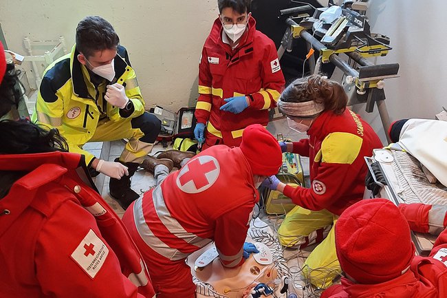 Training einer Erstversorgung nach Unfall in Werkstatt