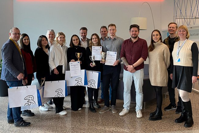 Preisträger, Juroren und Initiatoren des MMA Rookie Award 2022: Harald Wimmer (Studiengangsleiter Master Digital Marketing & Kommunikation, FH St. Pölten), Jana Walch, Shao Hsu (beide StudentInnen FH St. Pölten), Michaela Vadasz (FH-Dozentin, FH St. Pölten), Carina Grad, Julia Riedesser (beide Studentinnen FH St. Pölten), Christian Haspl (Head of up³ bei Drei), Anja Meindl (Studentin FH St. Pölten), Harald Winkelhofer (FH-Lektor Mobile Marketing, FH St. Pölten), Patrick Seidl (Student FH St. Pölten), Dominic Biernat, Sandra Zak, Christian Fleckl (alle Innovation ManagerInnen bei Drei), Natalia Illarionova (UI/UX Designerin bei Drei).