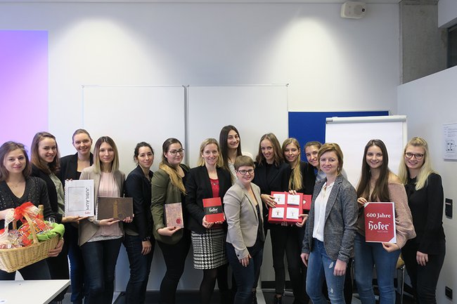 Die Studierenden von Marketing & Kommunikation zusammen mit der Auftraggeberin von Hofer-Kerzen und der Lehrveranstaltungs-Leiteirn aus dem Bereich PR