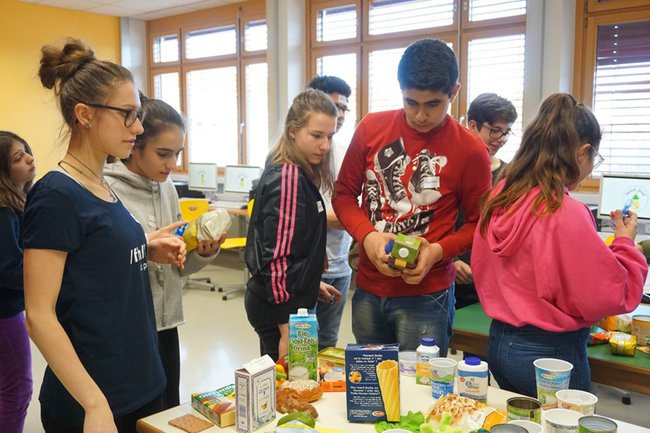 Melanie Steindl mit Schüler*innen der NMS Anton-Sattler-Gasse