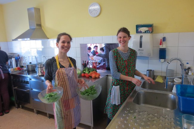 Caroline und Carla in der Emmaus-Gemeinschaftsküche