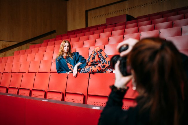 Fotografin Fiona Oehler und Model Nora Forsthuber in einem der Hörsäle der Fachhochschule St. Pölten