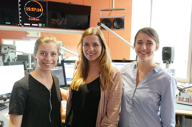 Copyright: FH St. Pölten Die drei Studentinnen aus dem Bachelor Studiengang Medienmanagement ((v.l.n.r.): Prokop Helene, Bartl Aline und Bittermann Theres) zu Gast im Radiostudio im Zuge der Drehs für den Radiopreis.