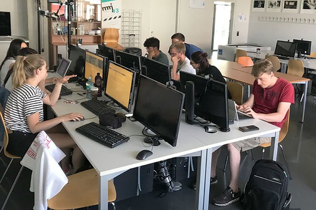 Copyright: Sahel Zarinfard Die Medienmanagement-Studierenden beim Journalismus-Workshop mit DOSSIER im Rahmen des Freifachs Investigativer Journalismus.