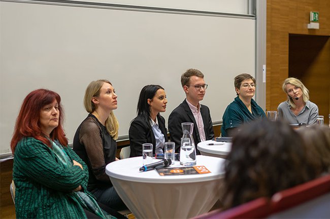 Die Runde der Expertinnen und Experten bei der Podiumsdiskussion zum Thema "Medien und Gender" der 32. SUMO-Ausgabe.