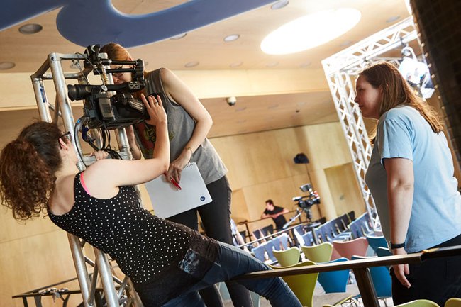 Studentinnen am Einrichten einer der Kameras für die c-tv Konferenz