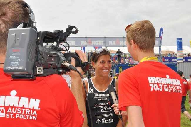 Studierende der FH St. Pölten interviewen Lisa Hütthaler, Gewinnerin des Halb-Ironman.