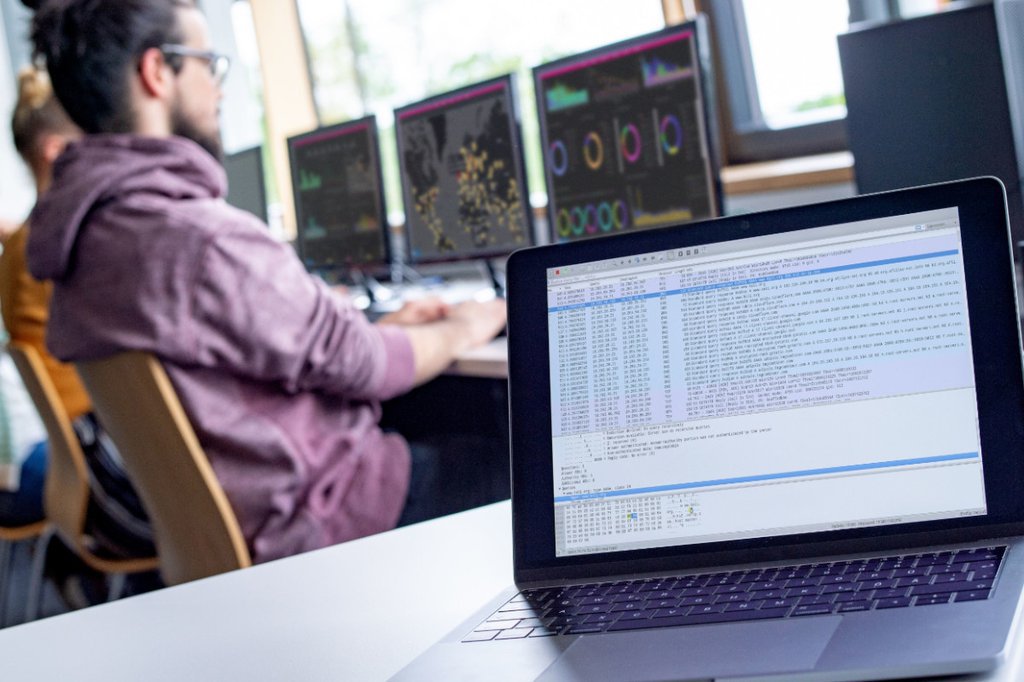 Symbolic picture showing a student in front of a computer