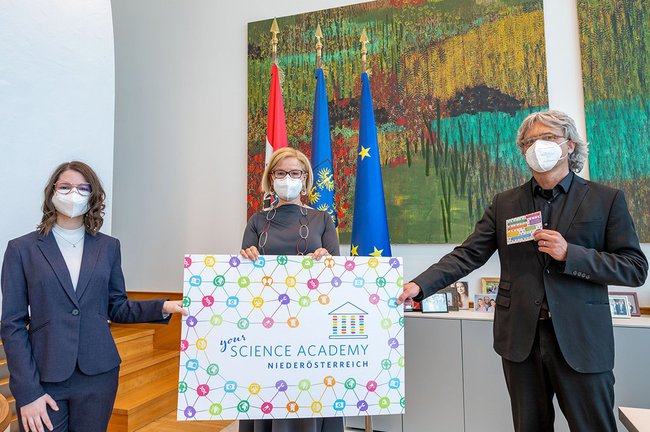 Programme participant Florentina Sinnreich, Governor of Lower Austria Johanna Mikl-Leitner and the head of the Art & Technology programme Hannes Raffaseder talk about the Science Academy.