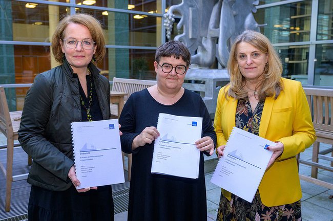 Regional minister Christiane Teschl-Hofmeister, author Michaela Moser and regional minister Ulrike Königsberger-Ludwig (v.l.n.r.) presenting the study